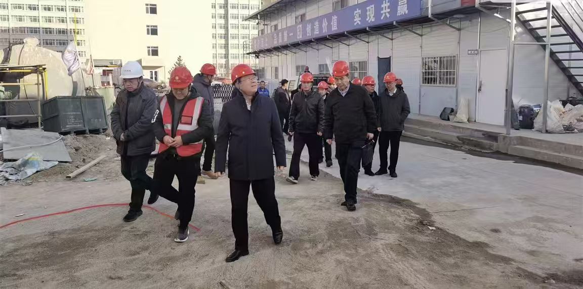 学校领导检查榆中校区在建工程...